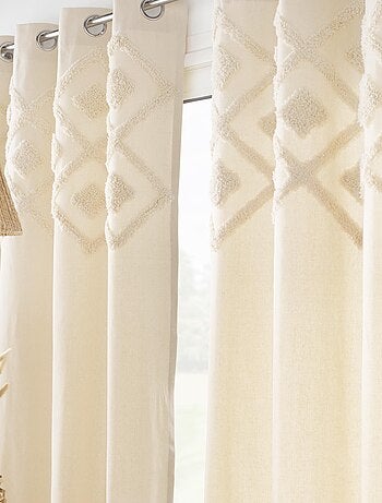 Cortina filtrante color crudo con detalles tufted