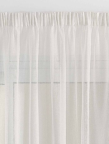 Cortina fruncida con caída fluida