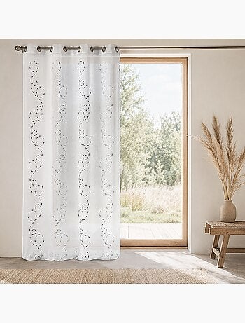Cortina ligera bordada con motivos decorativos