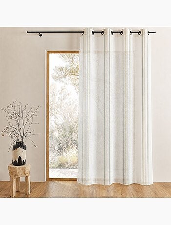 Cortina ligera con finas rayas verticales