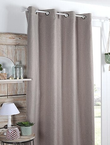 Cortina opaca con forro de polar.