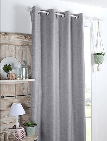 Cortina opaca con forro de polar.