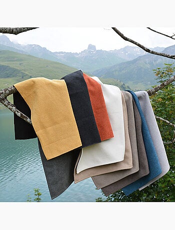 Cortina termoacústica semioscurecible KONFOR con trenzas fruncidas