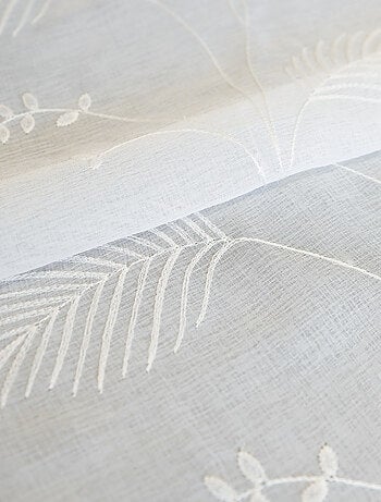Cortina translúcida con ojales bordada con hojas