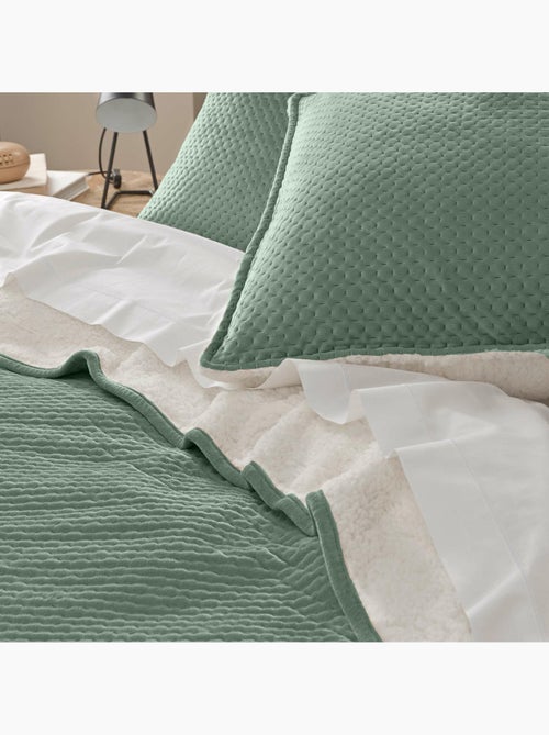 Cubrecama + 2 fundas de almohada 60 x 60 cm – terciopelo en relieve y sherpa – modelo mylène - Kiabi Cubrecama + 2 fundas de almohada 60 x 60 cm – terciopelo en relieve y sherpa – modelo mylène - Kiabi