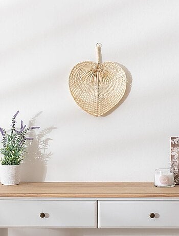 Decoración de pared con abanicos balineses