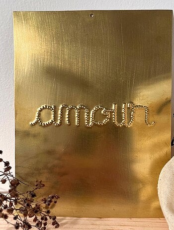 Decoración mural de latón martillado AMOUR