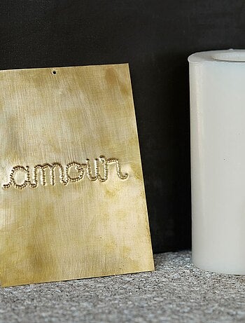 Decoración mural de latón martillado AMOUR