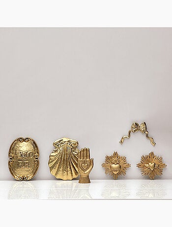 Decoración mural en forma de concha con relieve esculpido