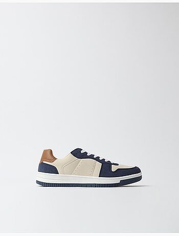 Demandó a sneakers, mo fashion