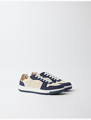 Demandó a sneakers, mo fashion
