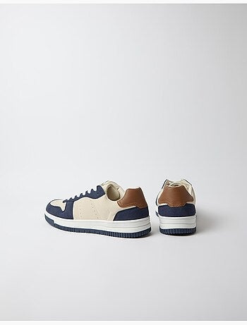 Demandó a sneakers, mo fashion