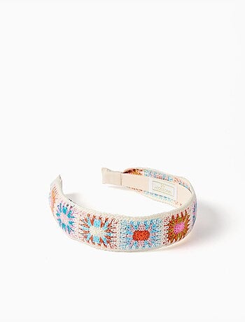 Diadema con motivo floral de ganchillo