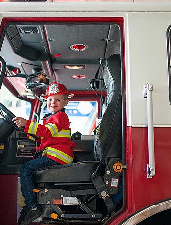 Disfraz de bombero con accesorios para niños | Great Pretenders