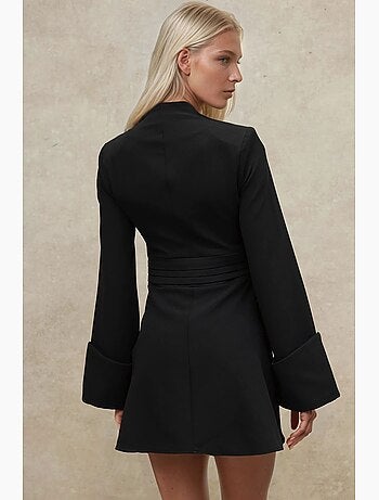 Elegante minivestido de manga larga con escote en v hiccup