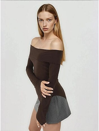 Elegante top ajustado de manga larga con cuello barco