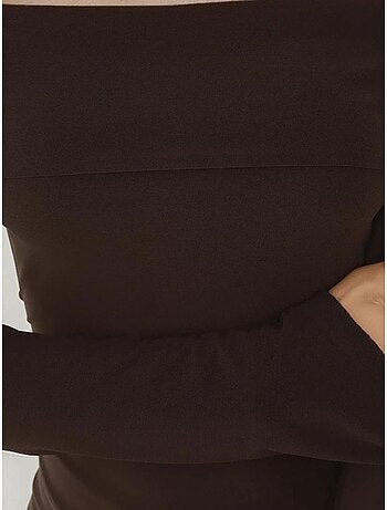 Elegante top ajustado de manga larga con cuello barco