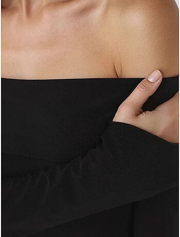 Elegante top ajustado de manga larga con cuello barco