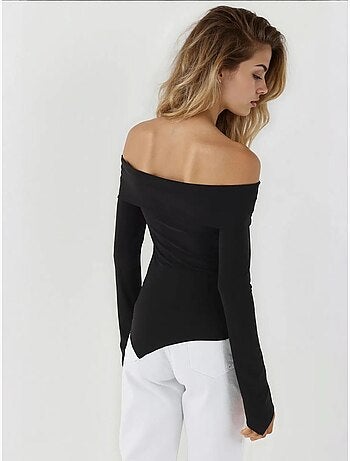 Elegante top ajustado de manga larga con cuello barco