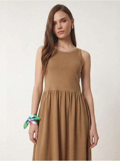 Estambul vestido midi sin mangas con detalle elástico istanbul - Kiabi Estambul vestido midi sin mangas con detalle elástico istanbul - Kiabi