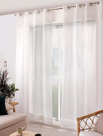 Estopilla transparente con volante bordado en la parte superior