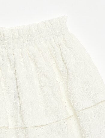 Falda con bordado inglés y volantes