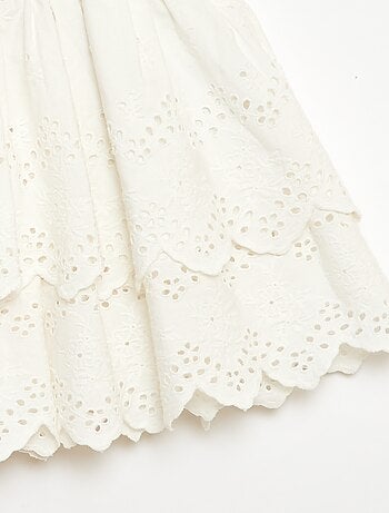 Falda con volantes y bordados ingleses