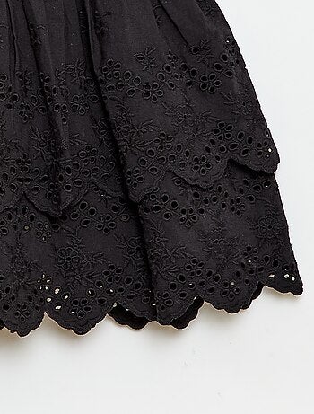 Falda con volantes y bordados ingleses