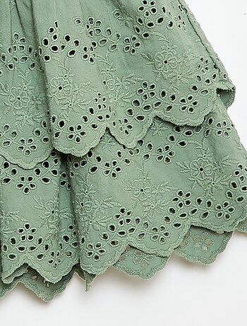 Falda con volantes y bordados ingleses