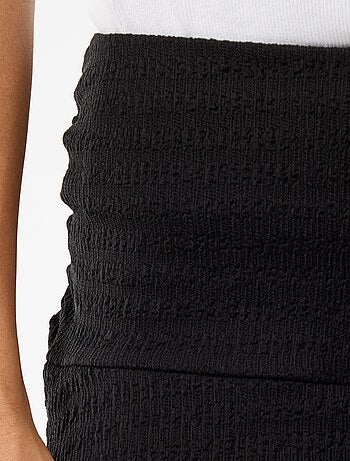 Falda corta con volantes de punto crinkle