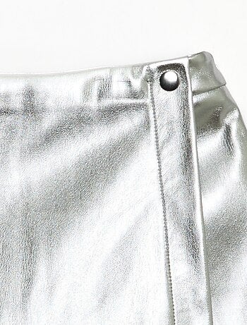 Falda corta de polipiel