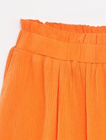 Falda corta de tejido de crepé