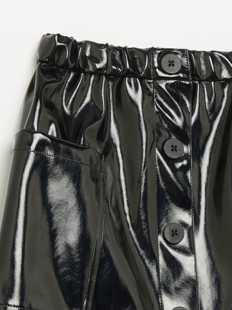 Falda corta de vinilo con bolsillos grandes Negro - Kiabi