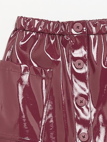 Falda corta de vinilo con bolsillos grandes