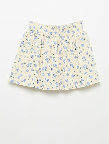 Falda corta estilo patinadora con pantalón corto integrado
