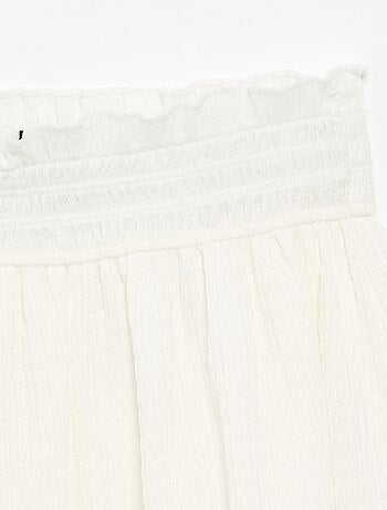Falda corta estilo patinadora con pantalón corto integrado