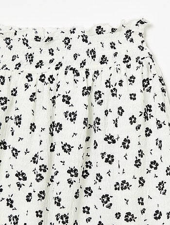 Falda corta estilo patinadora con pantalón corto integrado
