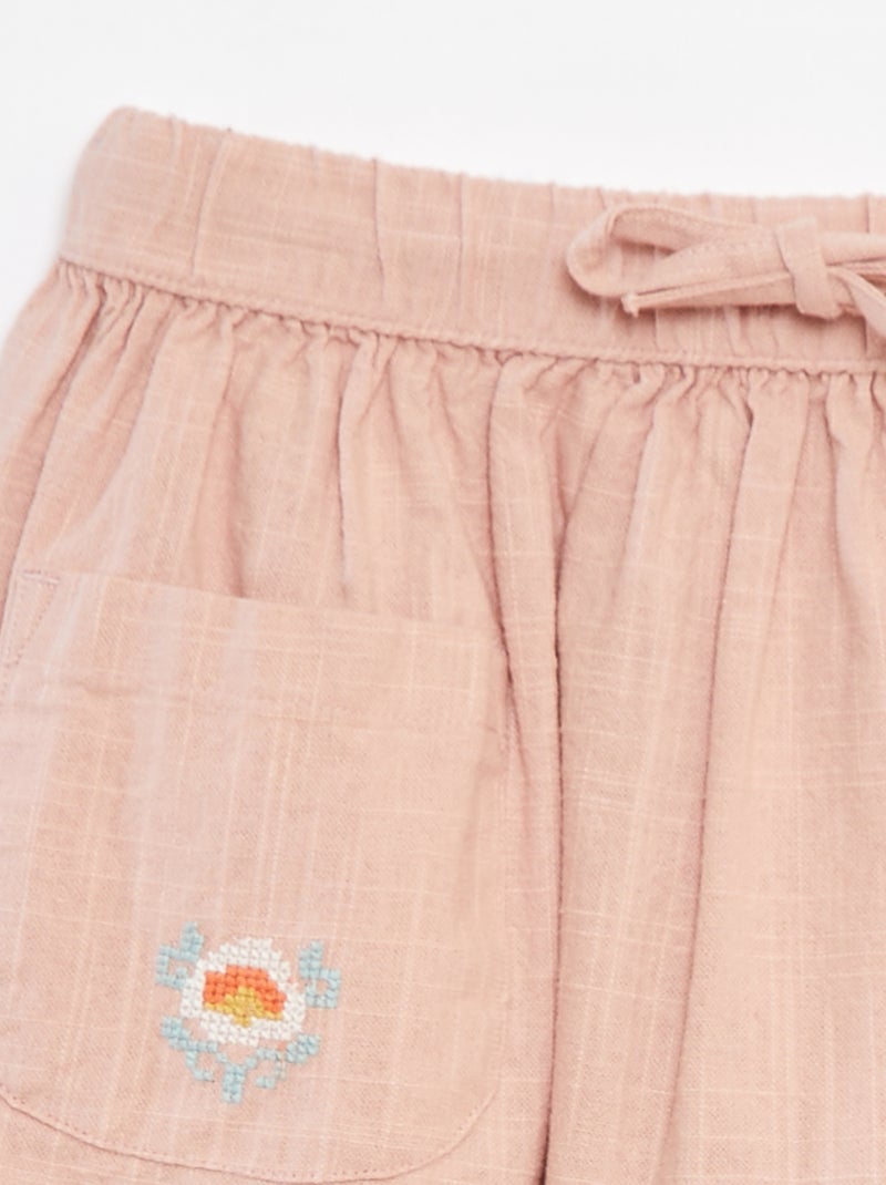 Falda de tejido ligero con 2 bolsillos de parche con bordados rosa - Kiabi