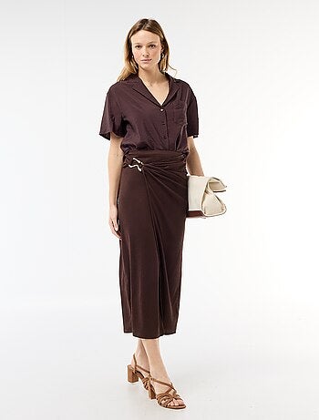 Falda larga con hebilla dorada en la cintura