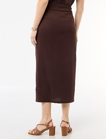 Falda larga con hebilla dorada en la cintura