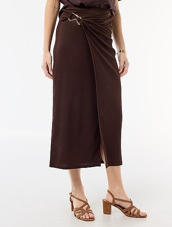 Falda larga con hebilla dorada en la cintura