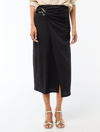 Falda larga con hebilla dorada en la cintura