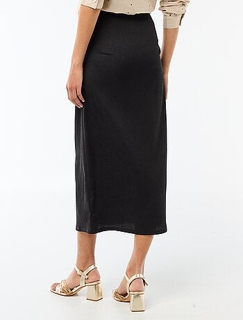 Falda larga con hebilla dorada en la cintura