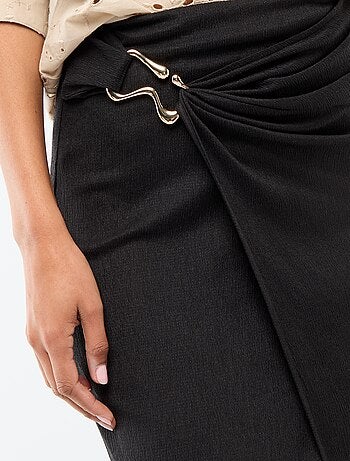 Falda larga con hebilla dorada en la cintura