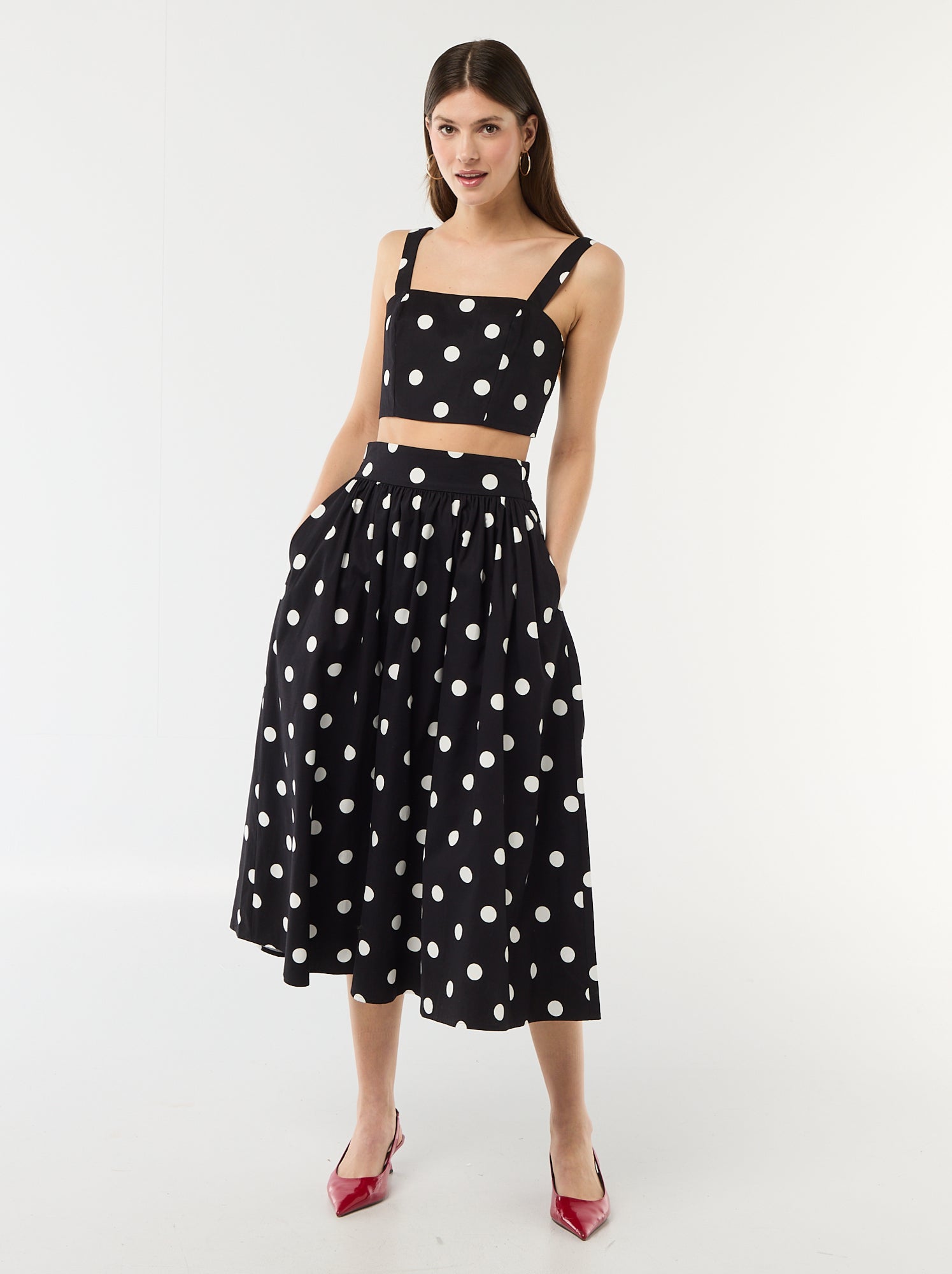 Falda midi con pinzas acampanada con estampado de lunares