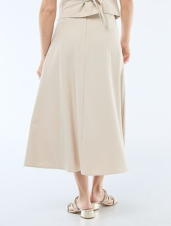 Falda midi con pinzas acampanada