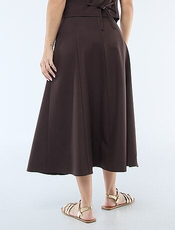 Falda midi con pinzas acampanada