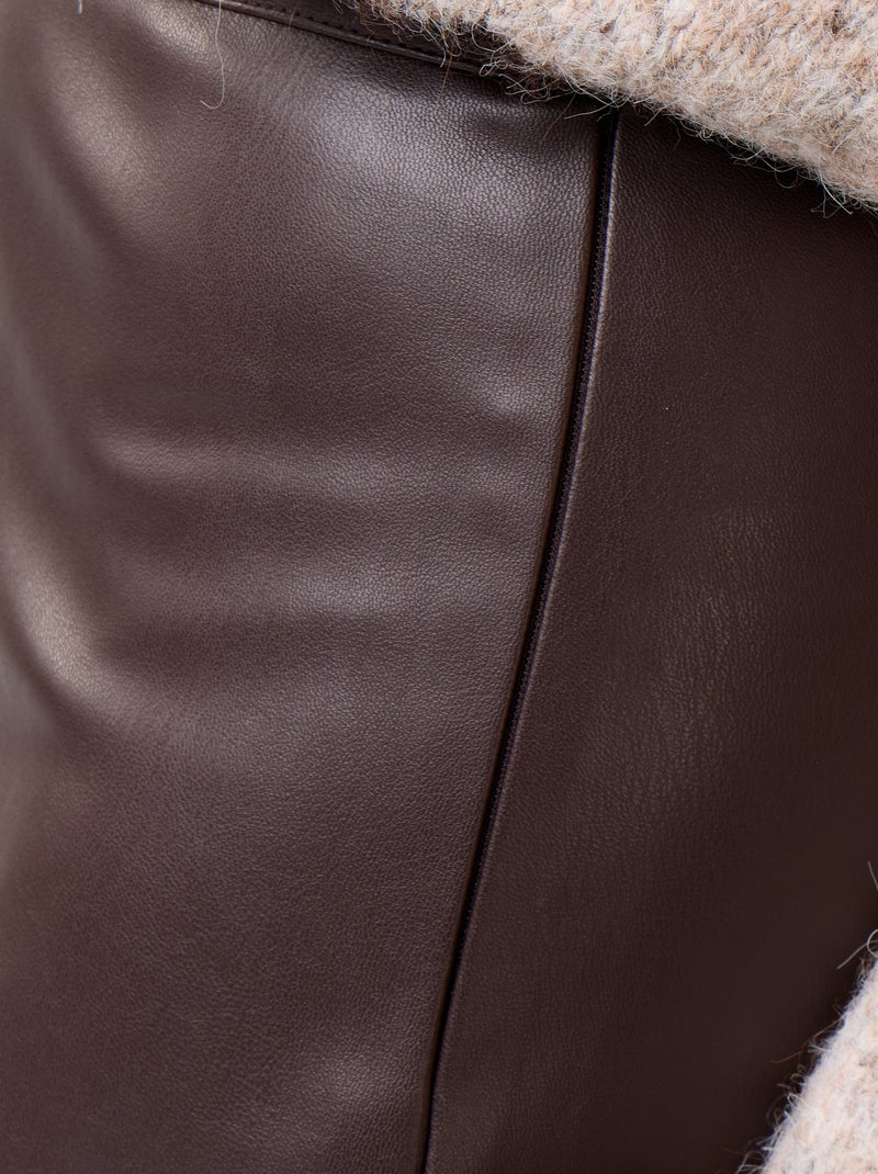 Falda midi de efecto piel con corte trapecio Marron - Kiabi