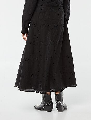 Falda midi lisa con bordado inglés