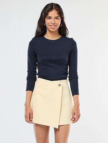 Falda pantalón asimétrica con botón dorado